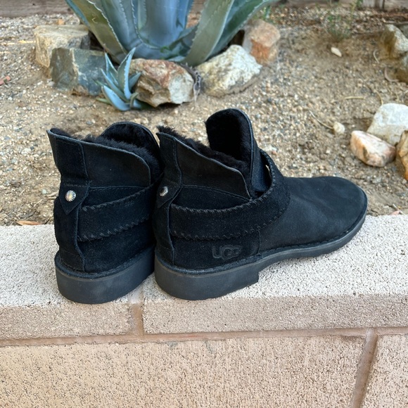 UGG Shoes - Ugg Sherpa Booties 🖤 Leather Suede Shoes Warm Snow Slippers Cozy Black